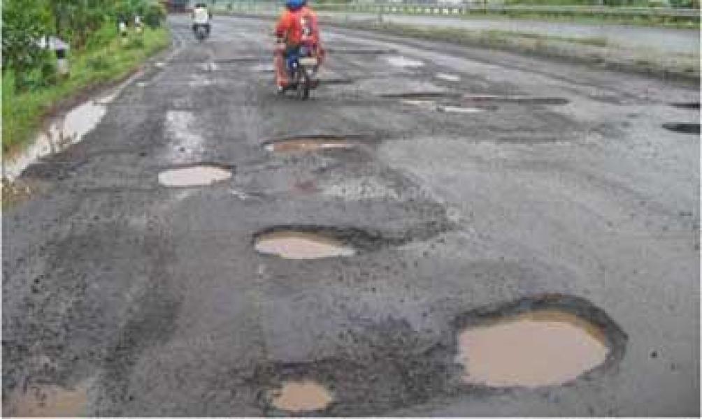 Jalan Poros Sungai Apit Menuju KITB Memprihatinkan