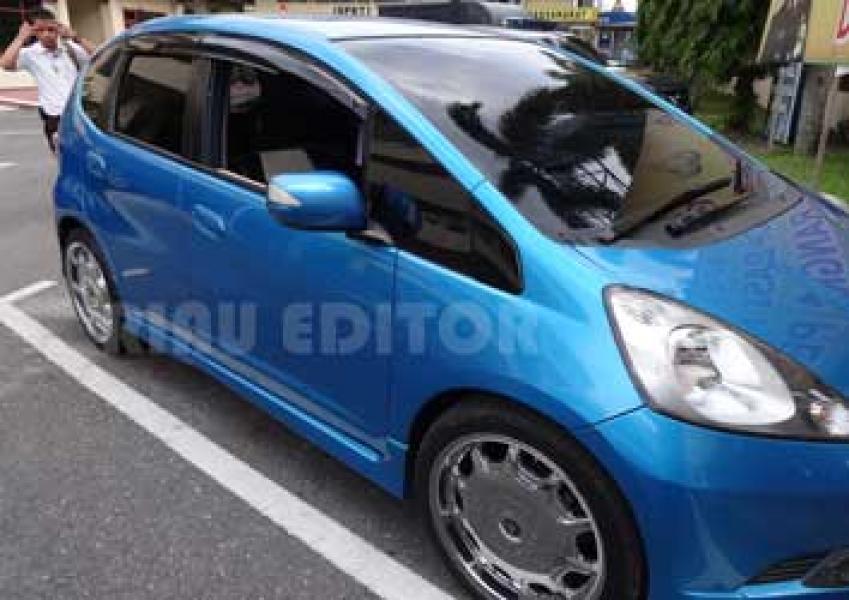 Kaca Mobil Honda Jazz Dipecah, Uang Rp 3 Juta Raib