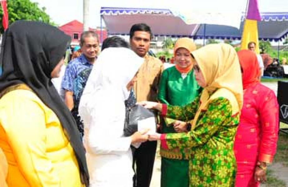 Ketua TP-PKK Prov Riau Buka Pasar Murah Ramadhan 1435H