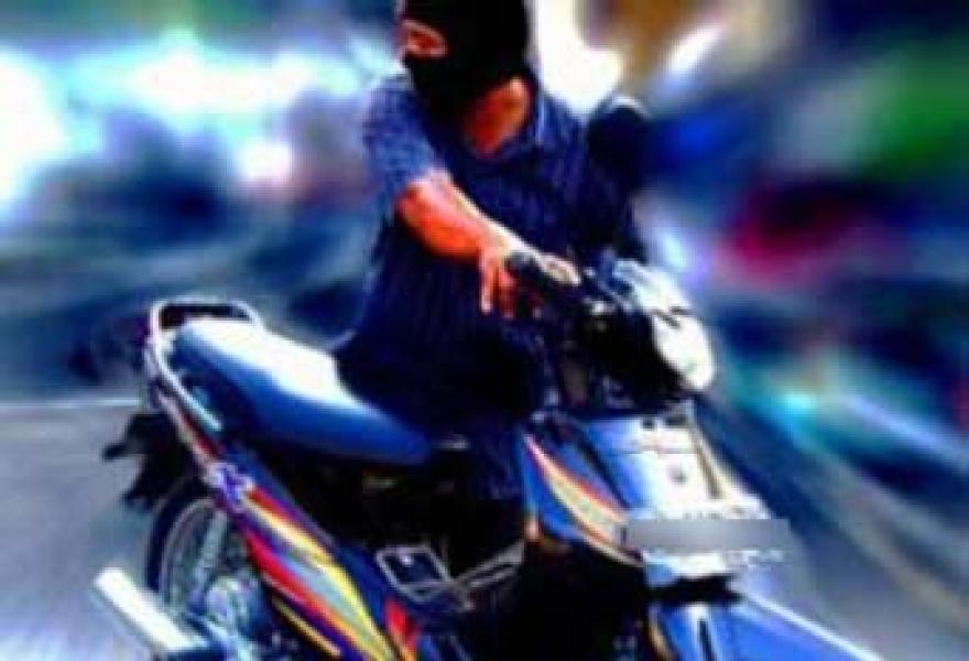 Maling Gasak Motor di Parkiran Masjid Saat Jemaah Lagi Sholat