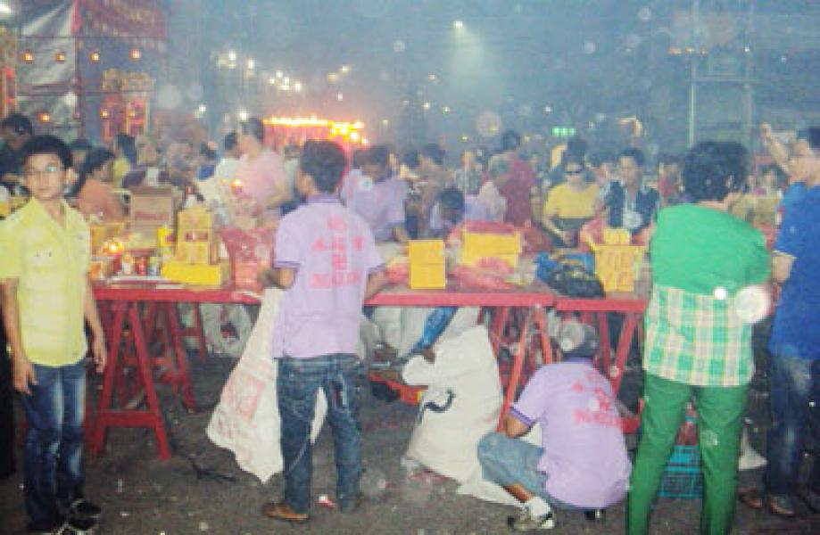 Menjadi Buruh Dadakan, Sejumlah Warga Pungut Sampah Kertas Sembahyang