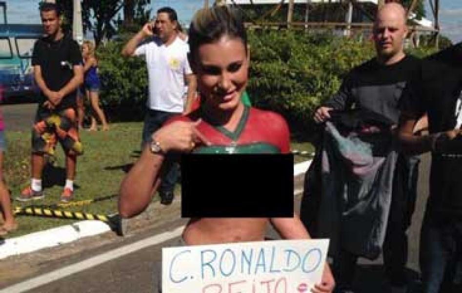 Model Panas Sambut Ronaldo