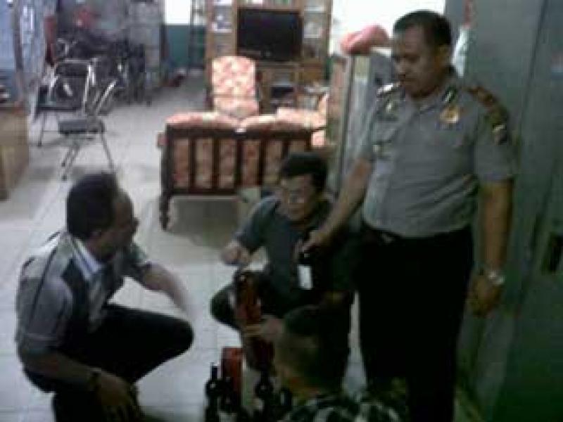 Polisi Sita Ratusan Botol Miras di Selatpanjang