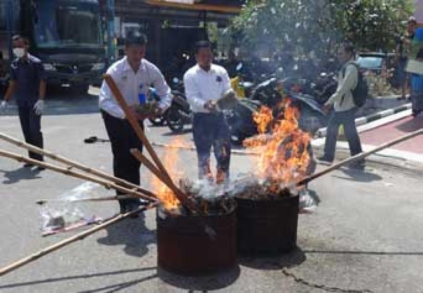 Polresta Pekanbaru Musnahkan Barang Bukti 40 KG Ganja