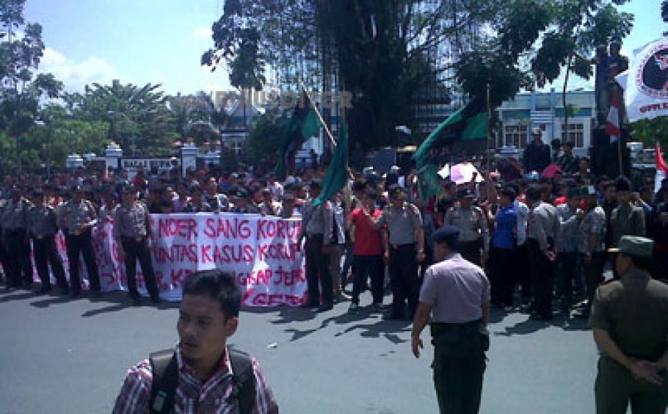 Ratusan Massa 