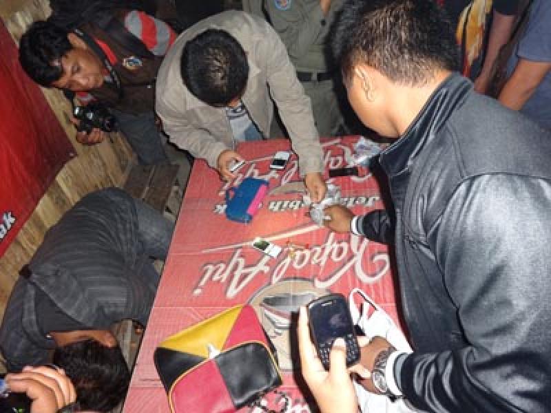 Temukan Bong Sabu, Polisi Amankan Cewek Malam