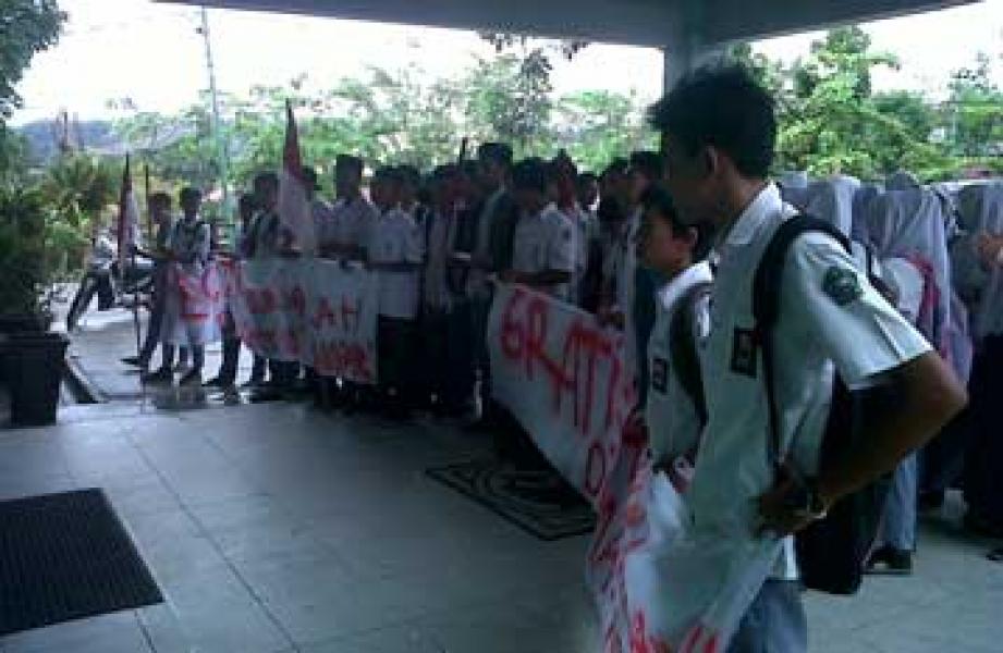 Tuntut Pendidikan Gratis, MAN Kampar Demo Kemenag Kampar