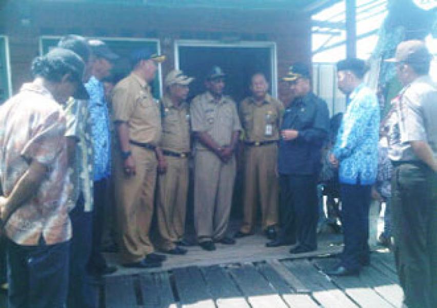 Wabub Inhil Tinjau Lokasi Longsor di Desa Belaras