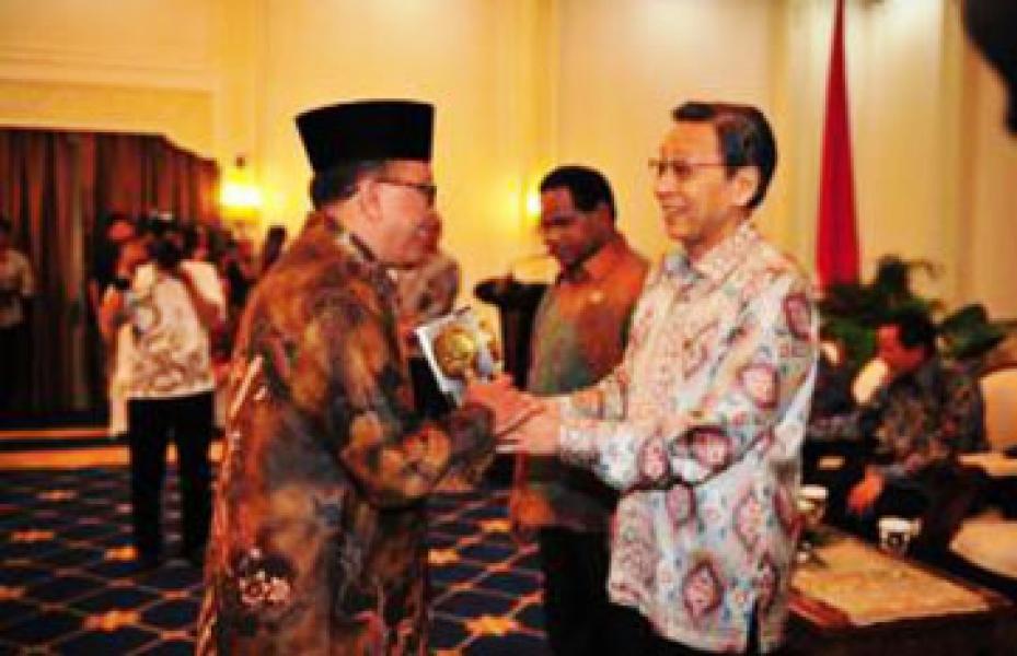 Wabup Bengkalis Terima Piala Adipura dari Wapres Boediono