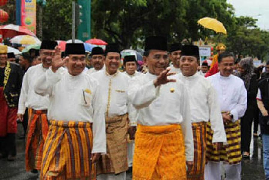 Wabup Inhil Ikuti Pawai Taaruf MTQ Nasional XXV di Batam