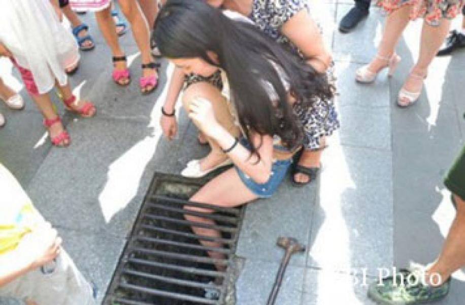 Asyik SMS-an, Gadis Cantik Terperosok ke Selokan