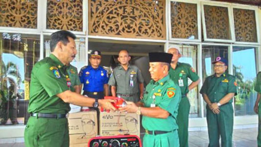BPBD Riau Serahkan Alat Pemadam dan 8000 Masker kepada BPBPKD Pelalawan