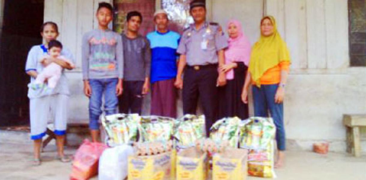 Babinkamtibmas Desa Bukit Gajah Polsek Ukui Serahkan Paket Sembako