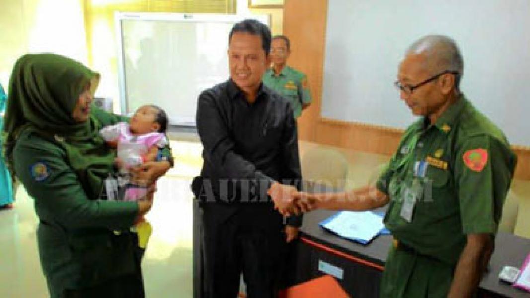 Bayi Terlantar di RSUD Indrasari Diserahkan ke Orang Tua Asuh