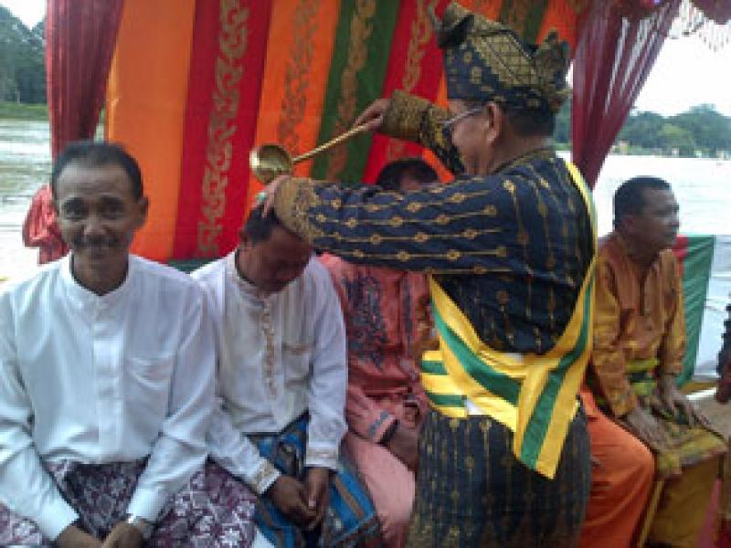 Bupati Pelalawan Buka Ritual Balimau Kasai Potang Mogang di Langgam