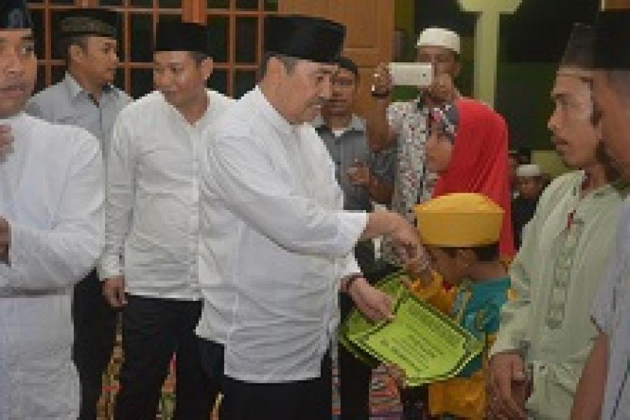 Bupati Salurkan Zakat di Minas  