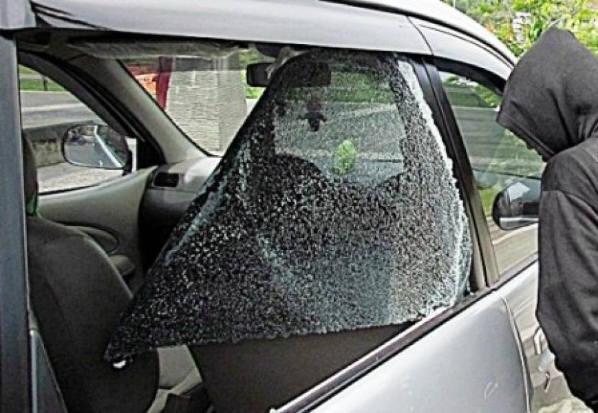 Ditinggal Belanja Kaca Mobil Terios Dipecah