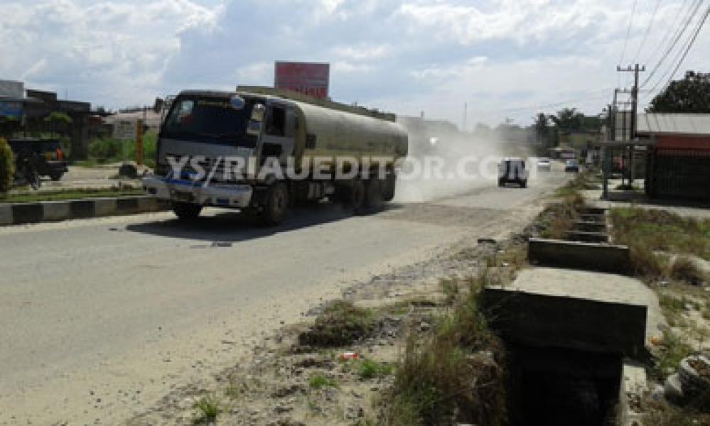 Jalan Lintas Provinsi Ujungbatu-Tandun Hancur Berselimut Debu