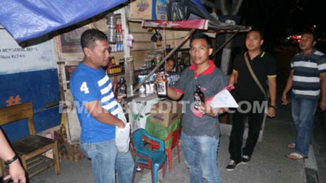 Jelang Ramadhan Polsek Limapuluh Sita Belasan Botol Miras