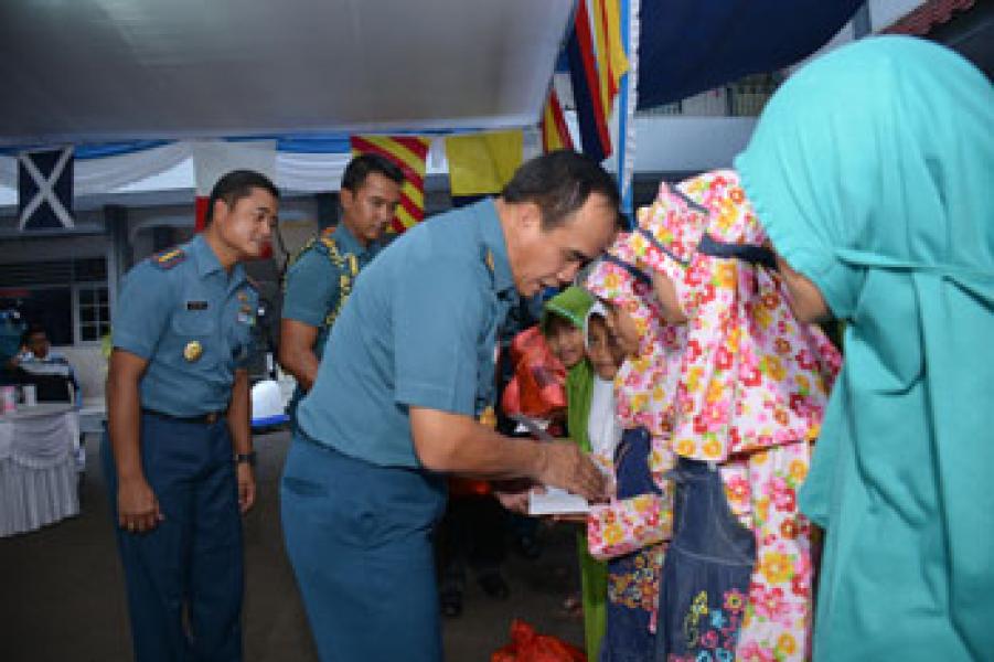 KASAL Bagikan Bingkisan Kepada Anak Yatim dan Nelayan di Banten