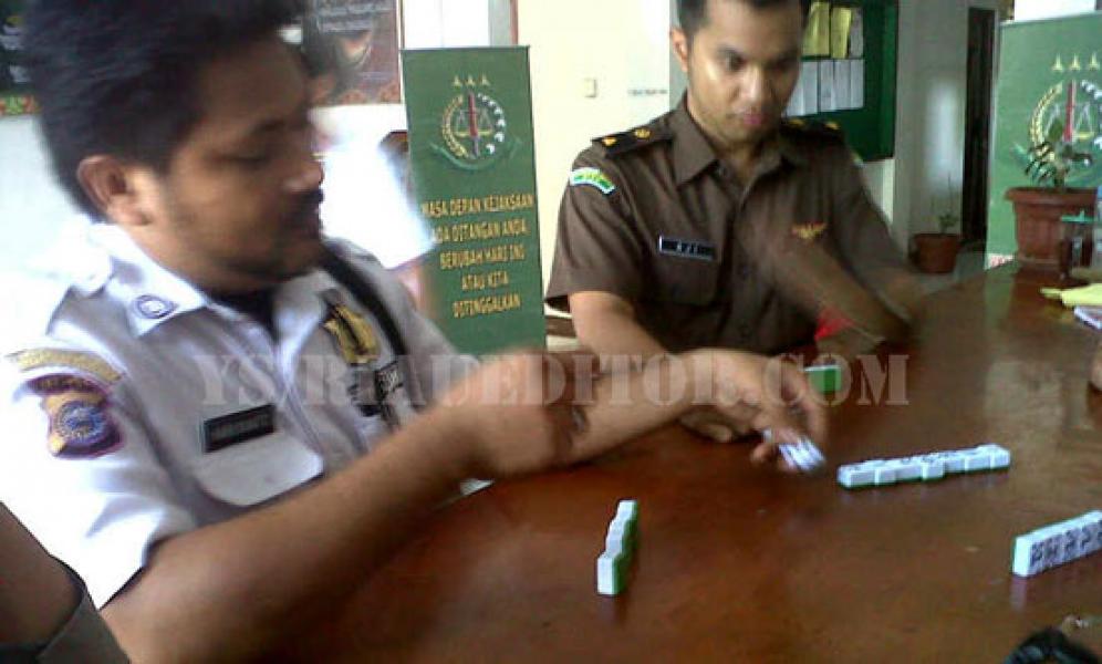 Kajari Pasir Pangaraian Sulit Ditemui, Anak Buah Asyik Main Domino