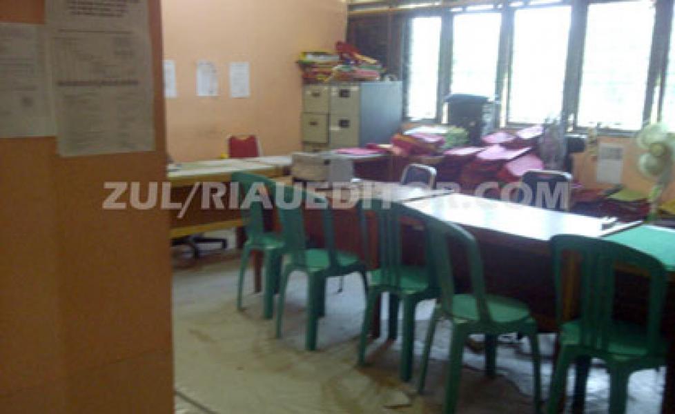 Kantor Disdik Bagian Sertifikasi Guru dan NUPK Pelalawan Tanpa Penghuni