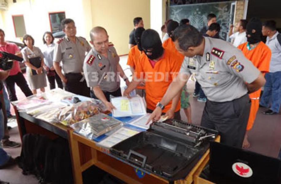 Polisi Ringkus Sindikat Pemalsu Segala Macam Jenis Surat