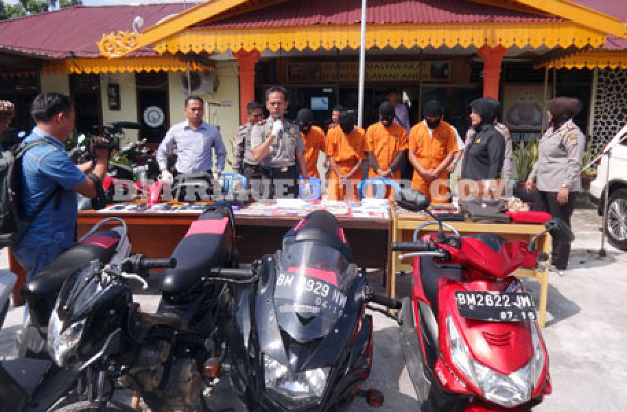 Polsek Limapuluh Gulung Komplotan Penjambret 33 TKP Di Pekanbaru, 1 Ditembak