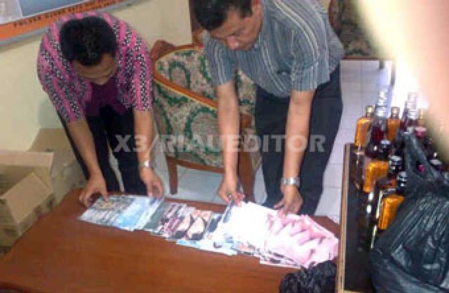 Polsek Ujung Batu Sita Puluhan Botol Miras dan Ratusan Keping VCD Porno