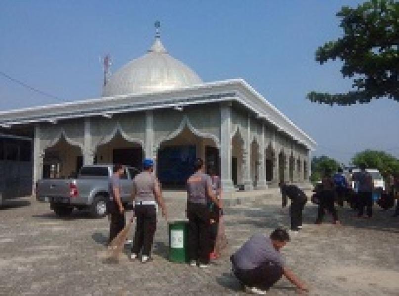 Sambut HUT Bhayangkara, Polres Pelalawan Gelar Bakti Sosial dan Gotong Royong