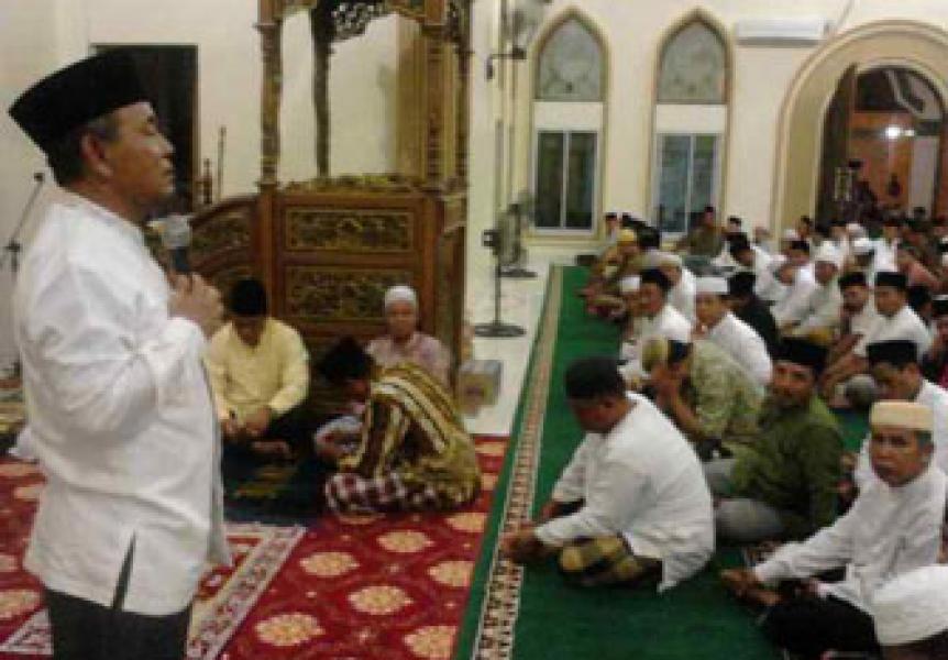 Tarawih Perdana Bupati Harris di Masjid Nurul Islam Langgam
