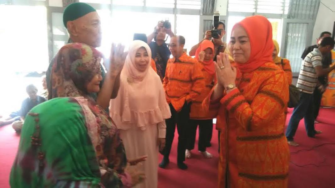 75 Lansia Tresna Werda Khusnul Khotimah Terima Bantuan Uang Tunai