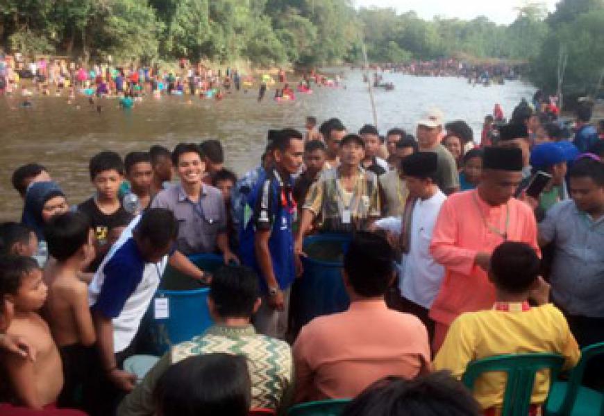 Ade Irawan Buka Mandi Balimau Potang Mogang di Desa Lubuk Kembang Bungo
