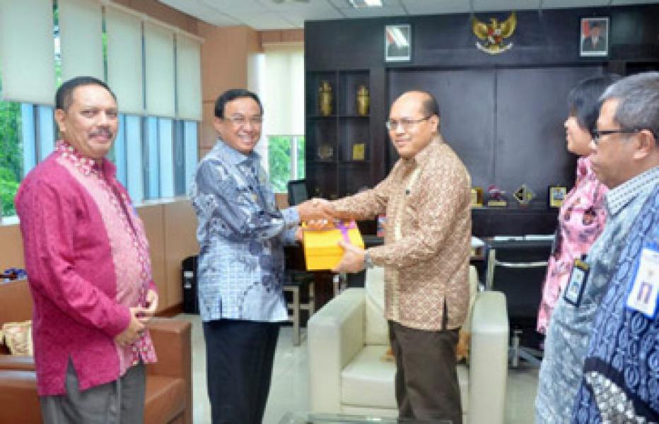 Bupati HM Wardan Serahkan Laporan Keuangan Tahun 2015 Ke BPK Perwakilan Riau