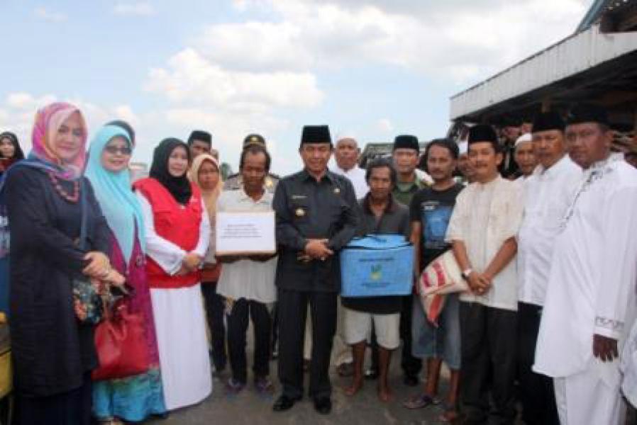 Bupati HM Wardan Tinjau Korban Tanah Longsor di Kuala Enok