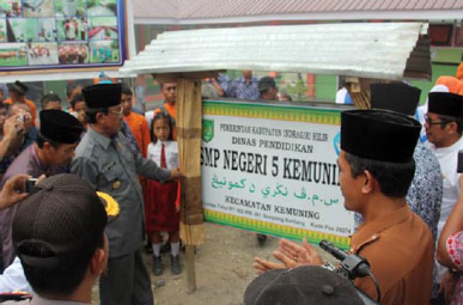 Bupati Resmikan Gedung SMPN 5 Kemuning, Bantuan Kerjasama Indonesia-Australia