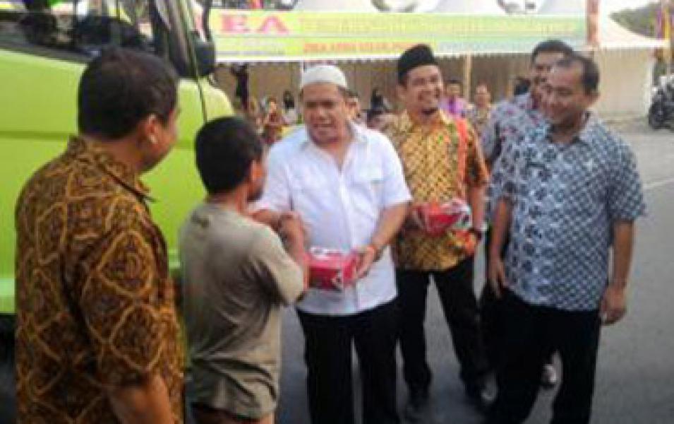 Bupati Yopi Serahkan Menu Berbuka di Depan Posko Ramadan