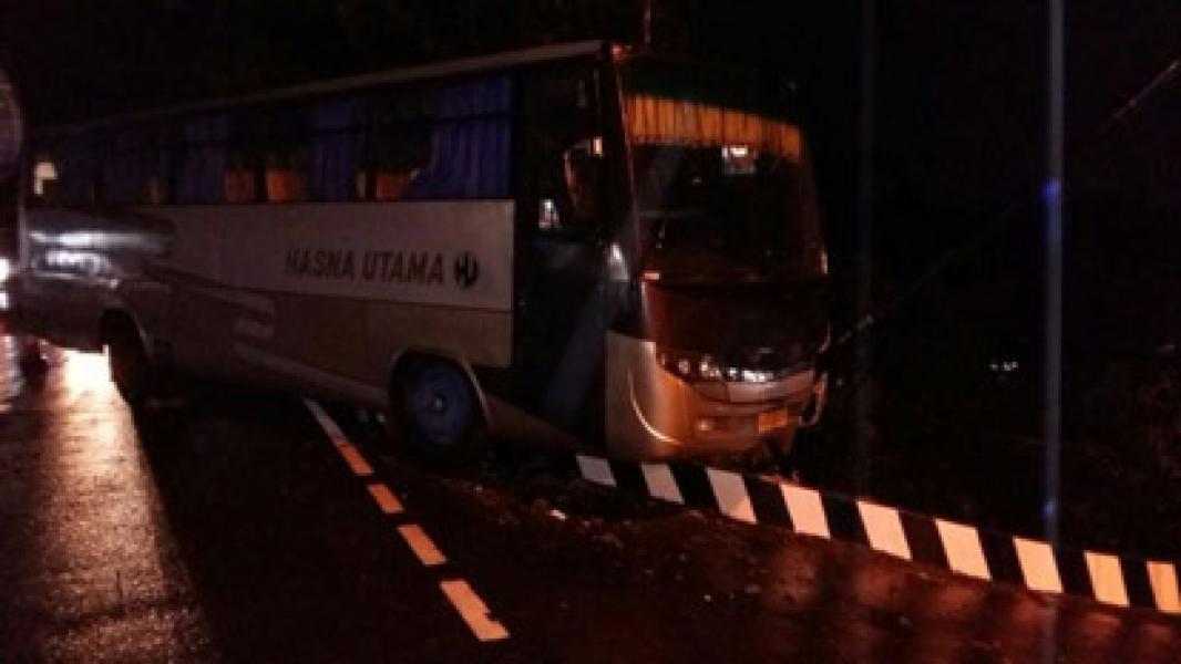 Bus Tanpa Sopir Jalan Sendiri di Dekat Makam Mbah Dalem
