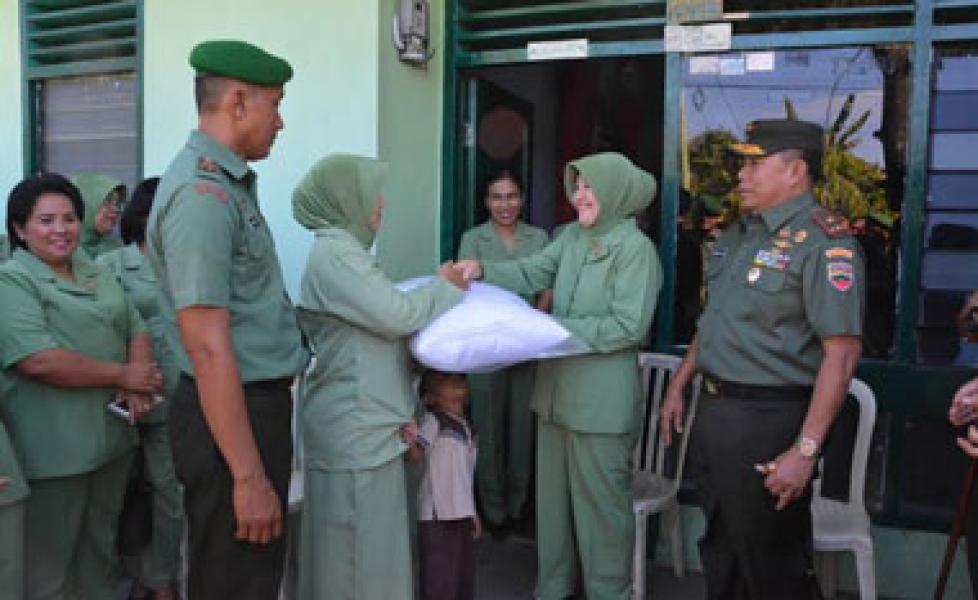 Danrem 031/Wirabima Dampingi Ketua Persit KCK Koorcab Rem 031 PD I Bukit Barisan Beri Bantuan untuk Korban Kebakaran