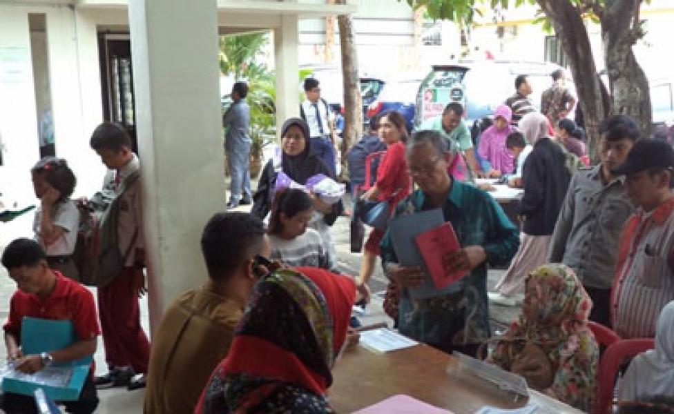 Demi Anak, Rela Bawa Balita ke Disdik
