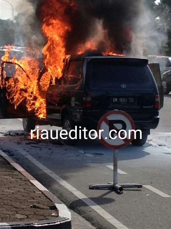 Diduga Konsleting Listrik, Mobil Toyota Kijang Terbakar di Pekanbaru