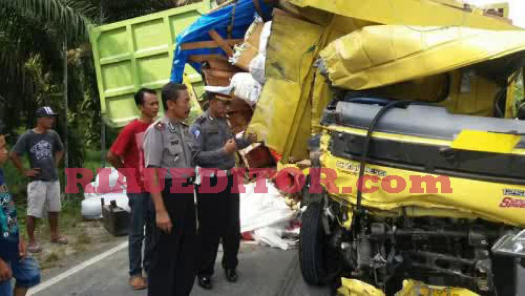 Diduga Mengantuk, Supir Colt Diesel Alami Luka Serius Usai Tabrakan Dengan Tronton
