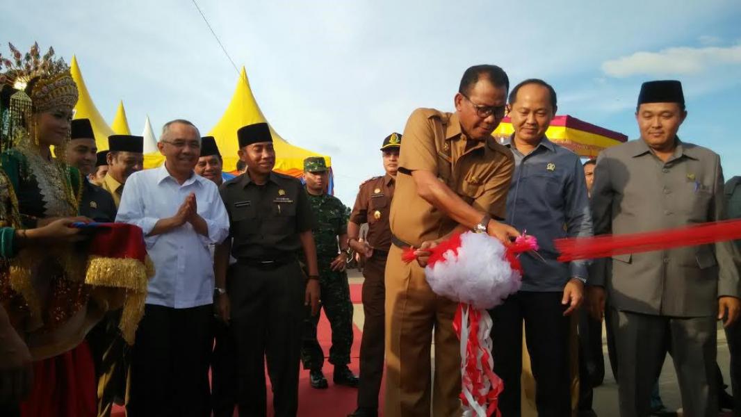 Disaksikan Gubri H Arsyadjuliandi Rachman, Bupati Rohil H Suyatno Resmikan Jembatan Pedamaran I dan II