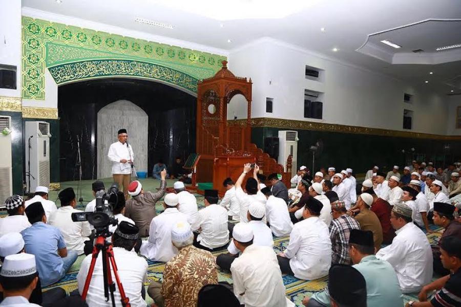 Gubri H Arsyadjuliandi Rachman beserta Istri Sisilita Arsyadjuliandi Hadiri Nuzulul Quran 1437 H