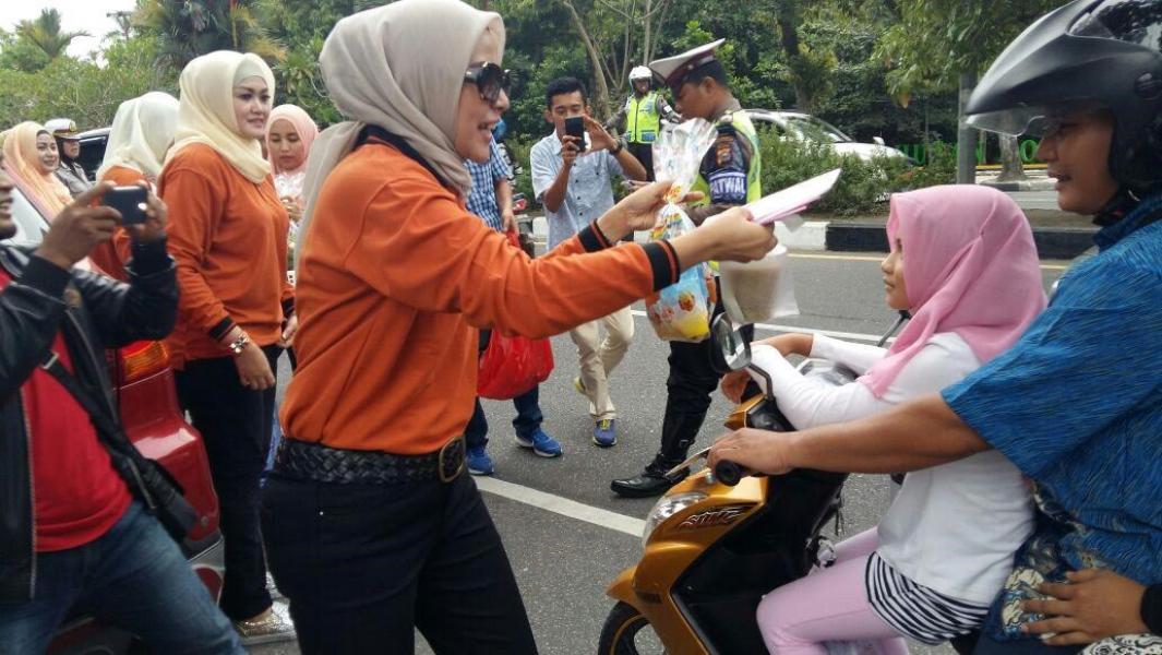 Indahnya Berbagi, Pengurus Bhayangkari Cabang Pekanbaru Bagikan 200 Takjil Kepada Pengguna Jalan
