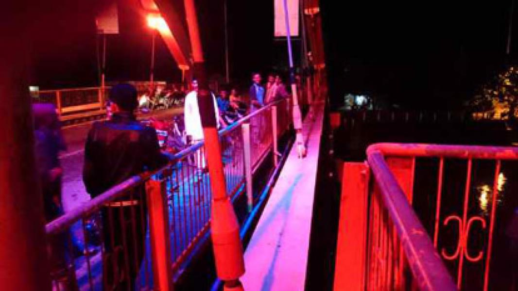 Jasad Korban Bunuh Diri Terjun Dari Jembatan Trio Amanah Rengat Ditemukan