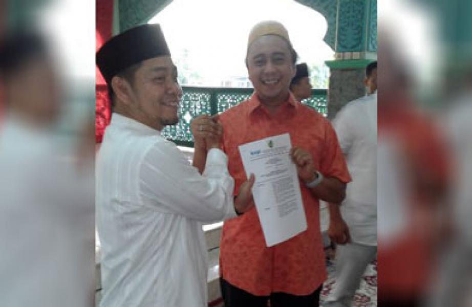KNPI Riau Serahkan SK KNPI Pelalawan yang Diketuai Adi Sukemi