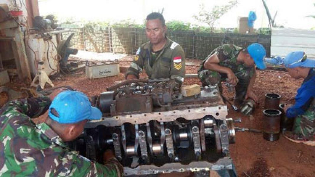 Kontingen Garuda Perbaiki Spare Part Alat Berat Bull Dozer di Afrika