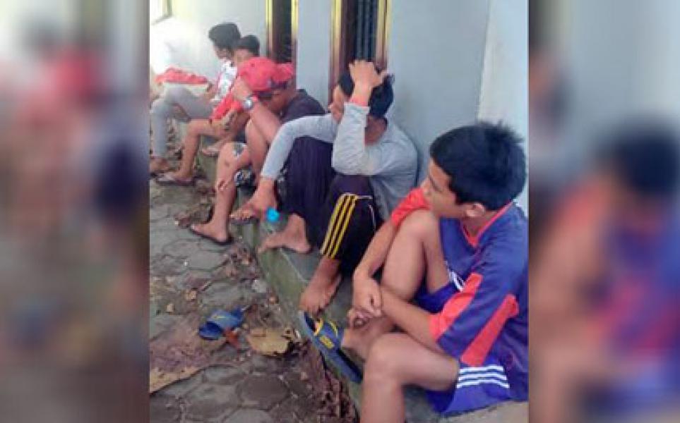 Ngelem di Lapangan Bola Kaki Pangkalan Kerinci, 5 Pelajar Digrebek Warga