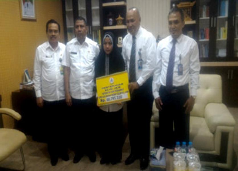 PT Taspen Serahkan Klaim Asuransi Kematian PNS Buat Keluarga